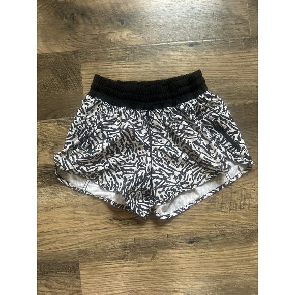 Lululemon Tracker Short III 4-way Stretch Brushed Animal White Black - Picture 6 of 8